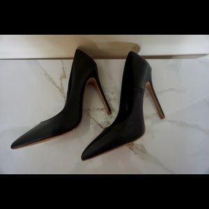 Black stiletto pumps